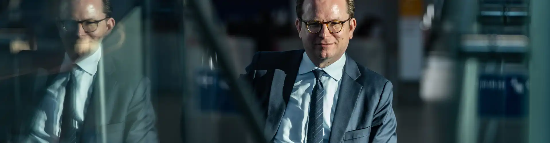 Sven von Below auf der Rolltreppe