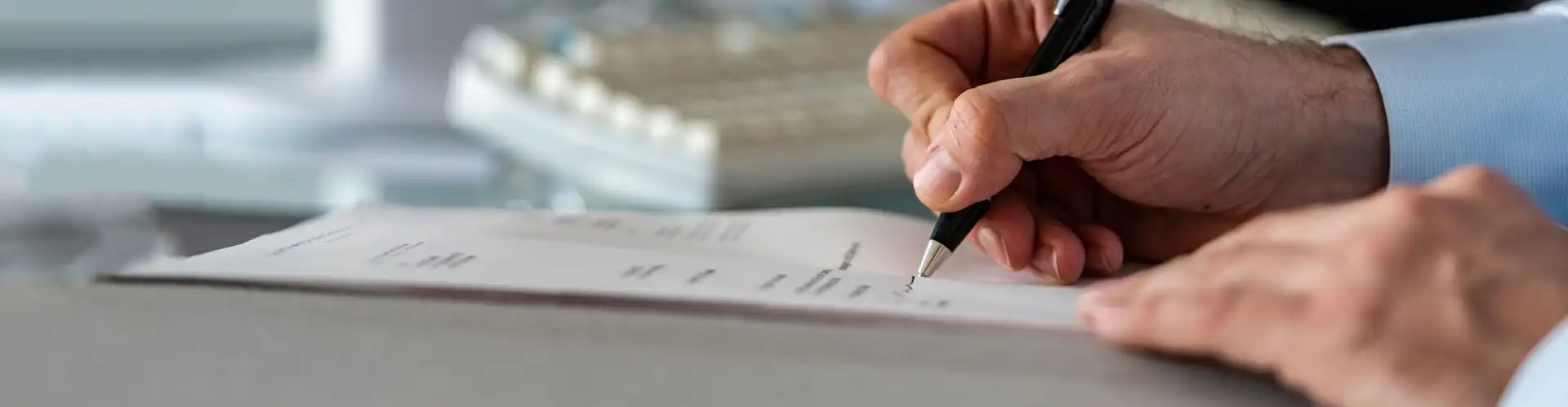 Unterschreiben von Schriftstück
