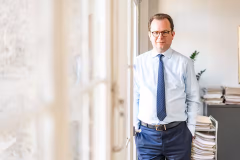 Sven von Below stehend am Fenster