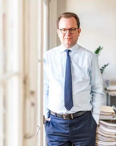 Sven von Below stehend am Fenster