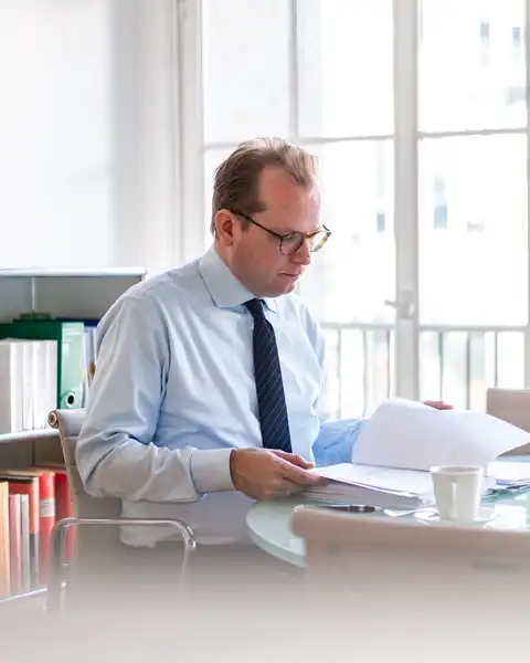 Rechtsanwalt am Schreibtisch
