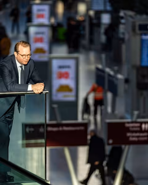 Sven von Below in der Abflughalle