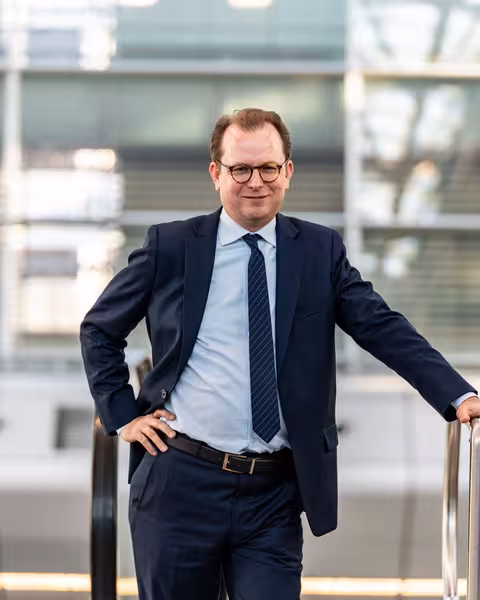 Sven von Below an der Rolltreppe