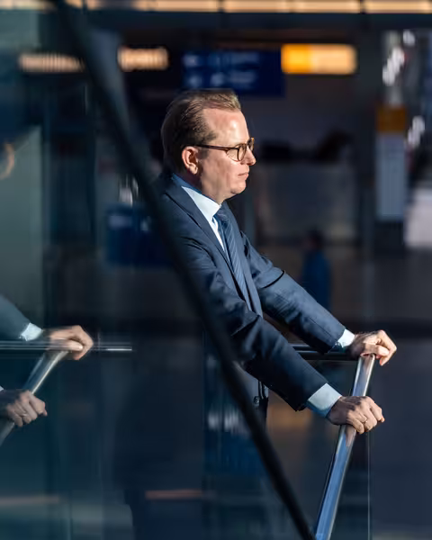 Sven von Below mit Spiegelbild