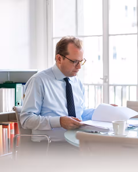 Rechtsanwalt am Schreibtisch